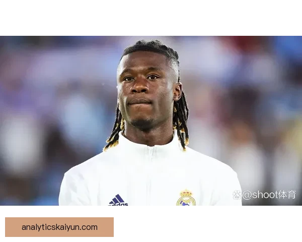 卡马文加在近期比赛中表现稳健，教练对其状态予以高度评价。